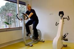 Ringstedhave rummer mange genoptræningsfaciliteter. Her ses en af Ringstedhaves medarbejdere igang med at prøve en af maskinerne.
