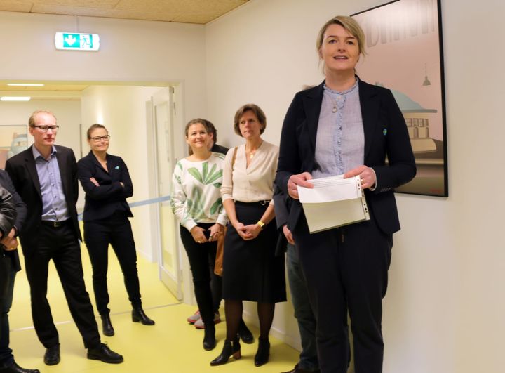 Administrerende direktør i Forenede Care Stine Louise Eising von Christierson holder åbningstale for det nyåbnede Ringstedhave Neurorehabiliteringscenter. Ringsteds borgmester Henrik Hvidesten (V) ses til venstre i baggrunden. Foto: Elisabeth Nielsen