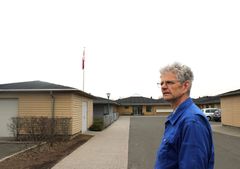Jørgen Nielsen med Kastaniely Plejecenter i baggrunden.
Foto: Jannik Preisler