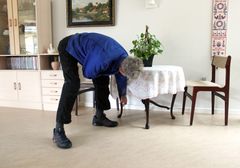 Den nye pedel på Kastaniely Plejecenter, som Forenede Care driver, sørger også for at møbler fungerer.
Foto: Jannik Preisler