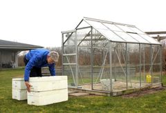 Den nye pedel på Kastaniely Plejecenter Jørgen Nielsen igang med et af sine første projekter på plejecentret: Udskiftning af ruder i drivhusene og klargøring til at kunne plante grønsager.
Foto: Jannik Preisler