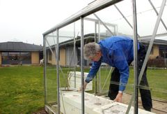 Tomater, peberfrugter og ærter, står højt på Jørgen Nielsens ønskeliste over muligheder der kan blive plantet i de to drivhuse ved plejecentret. Men beboerne skal med på råd først, mener han.
Foto: Jannik Preisler