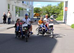 Flere besøgende til Torvedagen benyttede også lejligheden til at prøve en tur på en af de to særlige duo-cykler som plejecenteret råder over.