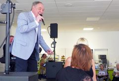 Den folkekære sanger Dario Campeotto gav også en koncert på Torvedagen på Langagergård. Her med ryggen til overværet af borgmester i Greve, Pernille Beckmann (V).