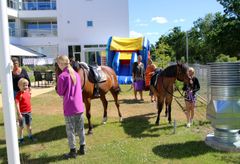 Der var også muligt at få sig en ridetur på en pony på Torvedagen. Det tilbud benyttede mange sig af.