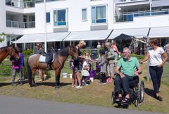 Solen skinnede flot over Torvedagen på Langagergård Plejecenter, som Forenede Care driver i Karlslunde.