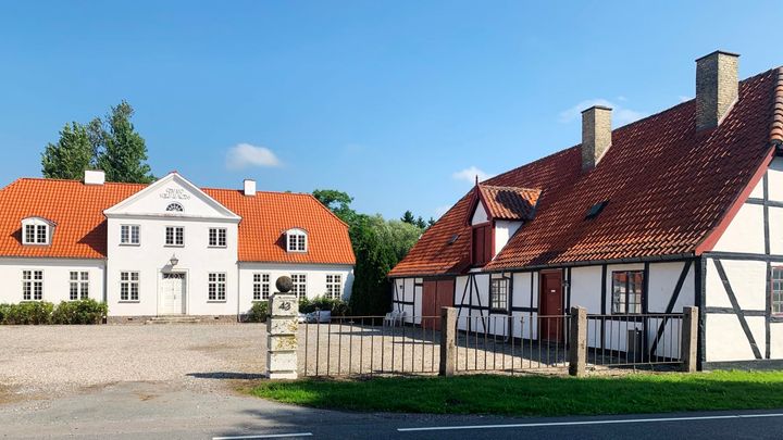 Haslevhus Kvindekrisecenter ligger på Sydsjælland nær Faxe Kommunes største by, Haslev.