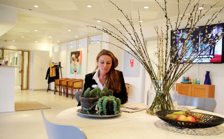 PrivatHospitalet Danmark har gennemgået en omfattende indvendig renovering. Her ses hospitalschef Hanne Zingenberg siddende i venterummet på hospitalet.