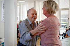 Jørgen på 95 år var ude på dansegulvet og fik en svingom til de glade toner. Når man er glad for musik, så er alder ingen hindring for en dans.