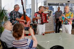 Alle i cafeen på Langagergård blev inddraget i musikken