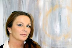 Hospitalschef Hanne Zingenberg, som fylder 50 år den 13. marts, nyder at være aktiv og kreativ i sin fritid. Her ses hun foran et udsnit af et maleri, som hun selv har malet.