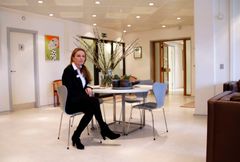 Hospitalschef Hanne Zingenberg fylder 50 år den 13. marts. Her ses hun siddende i venteværelset på PrivatHospitalet Danmark i Charlottenlund, hvor hun er chef for cirka 70 medarbejdere.