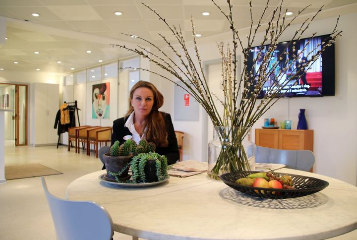Hospitalschef Hanne Zingenberg fylder 50 år den 13. marts. Her ses hun siddende i venteværelset på PrivatHospitalet Danmark, som Forenede Care driver i Charlottenlund. Foto: Morten Vermehren.