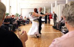 De ældre beboere på Langagergård kunne også nyde oplevelsen af at se dygtige dansere fra Frederiksberg Amatør Danserforening give en opvisning i hvordan standarddanse kan danses, når man har trænet i årevis. 

Foto: Jannik Preisler