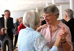 Anne Grethe Krogager (til højre i billedet), der er næstformand i Ældresagens lokalafdeling i Greve to også en svingom til afdansningsballet på Langagergård Plejecenter, som Forenede Care driver.

Foto: Jannik Preisler