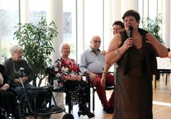 Anette Sie er sammen med en kollega på Langagergård Plejecenter blevet uddannet som Erindringsdansinstruktør i Greve Kommune med støtte fra Alzheimerforeningen og A.P. Møller og Hustru Mc-Kinney Møllers Fond til almene Formål. 

Foto: Jannik Preisler