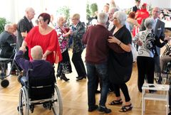 Selvom man sidder i kørestol kan man sagtens være med på dansegulvet på Langagergård Plejecenter. 

Foto: Jannik Preisler