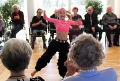 9-årige Nikoline Wraae-Bess fra Solrød fik smilene frem hos beboerne, da hun gave en opvisning i sin dansekunnen.

Foto: Jannik Preisler