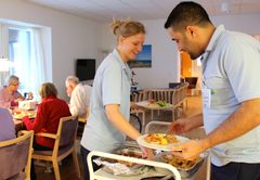 Personalet klarer frokosten til Søhusparkens beboere.

Foto: Jannik Preisler