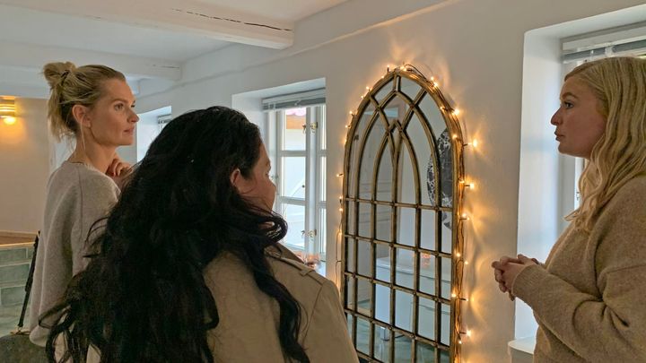 Socialrådgiver, Julie (t.h.) viser Rikke May (t.v.) og hendes veninde rundt på Bjæverskovhus og fortæller om tankerne med efterværnet.