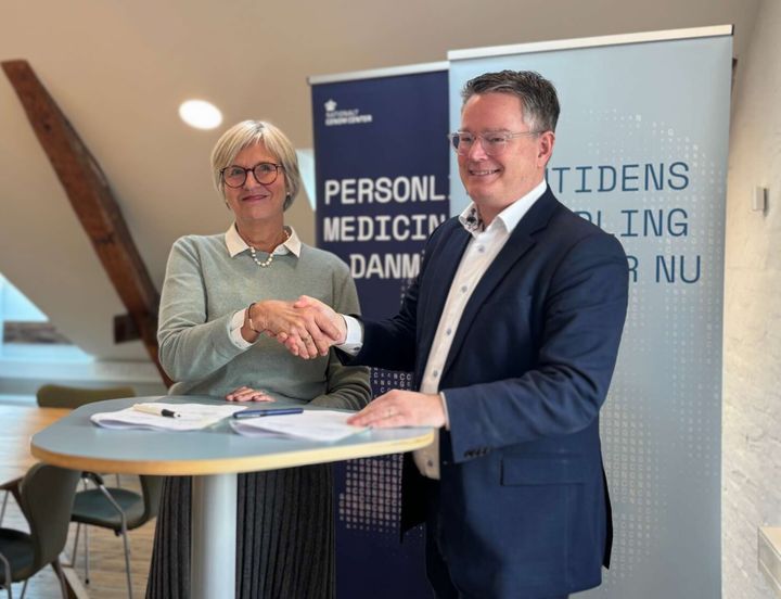 Bettina Lundgren, direktør for Nationalt Genom Center og Richard Rosenquist Brandell, direktør for Genomic Medicine Sweden underskriver samarbejdsaftale om personlig medicin