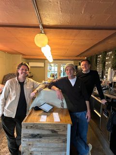 Lynæs Surfcenter i Hundested er én af de erhvervskunder, der skal teste den nye service. De ser i den grad frem til at afprøve ét samlet system, hvor de ikke behøver at bruge tid på at gøre kassen op, og hvor dagens omsætning automatisk rapporteres direkte til deres eget regnskabsprogram og til Nokas. På billedet Jeppe Ingversen (Lynæs Surfcenter) og Christian Obling Elbek (Shopbox CPO og Co-founder) og Ulrich Byrum (CCO, Kommerciel Direktør Nokas)