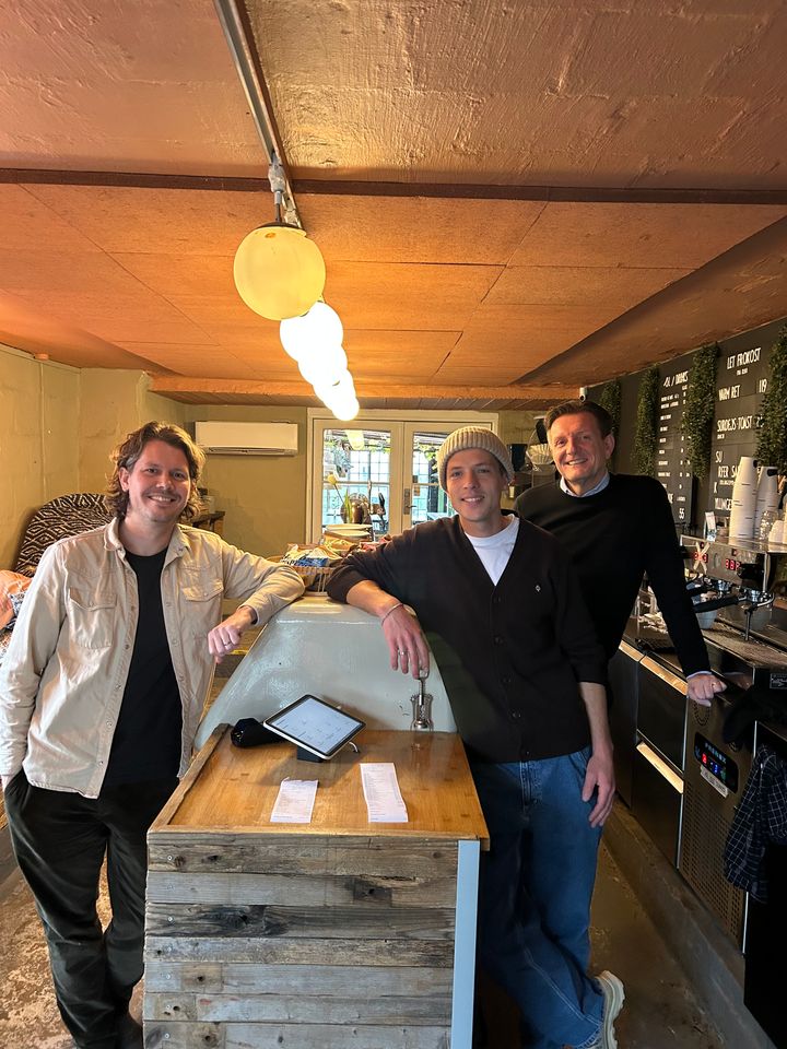 Lynæs Surfcenter i Hundested er én af de erhvervskunder, der skal teste den nye service. De ser i den grad frem til at afprøve ét samlet system, hvor de ikke behøver at bruge tid på at gøre kassen op, og hvor dagens omsætning automatisk rapporteres direkte til deres eget regnskabsprogram og til Nokas. På billedet Jeppe Ingversen (Lynæs Surfcenter) og Christian Obling Elbek (Shopbox CPO og Co-founder) og Ulrich Byrum (CCO, Kommerciel Direktør Nokas)