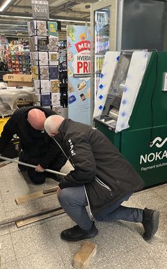 Ny ATM sættes på plads i Meny Virum