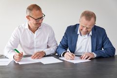 Nokas og Shopbox indgår strategisk samarbejde om digitalisering af kontanthåndtering. Karsten Henriksen adm. direktør fra Shopbox og Morten Kierkegaard adm. direktør fra Nokas.