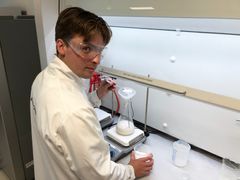 Kemistuderende Johan Sølver arbejder i vand-rensningsvirksomheden Alumichem, hvor han er i gang med at udvikle en ny metode til fremstilling af kemikalier til drikkevands-rensning. Foto: Peter Lundberg