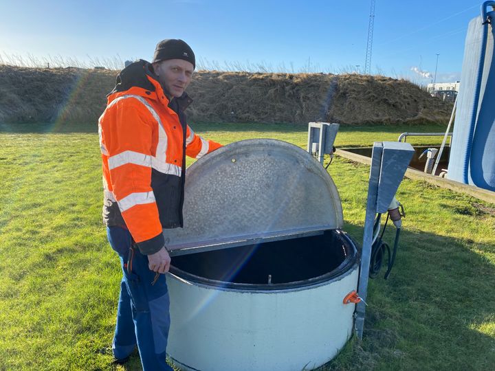 Driftsleder for spildevandsrensningen hos Rose Poultry i Vinderup Andreas Christensen måler på indholdsstofferne for hele tiden at sikre optimal rensning af slagteriets spildevand. Foto: Rose Poultry