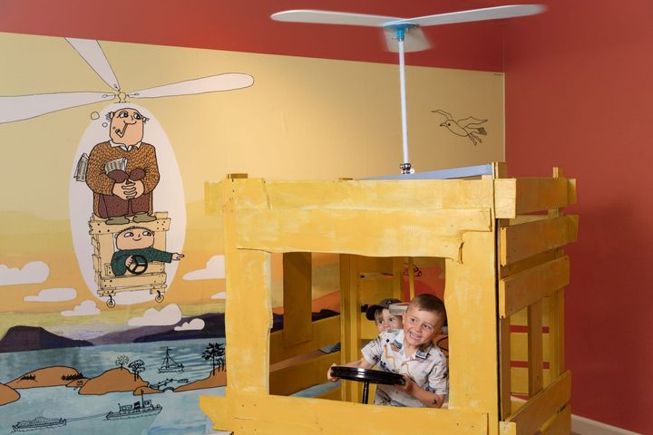 Flyv med - nu letter vi! Alfons Åberg er kommet på museum, og gæsterne kan blandt andet få en tur i hans lille hjemmebyggede helikopter