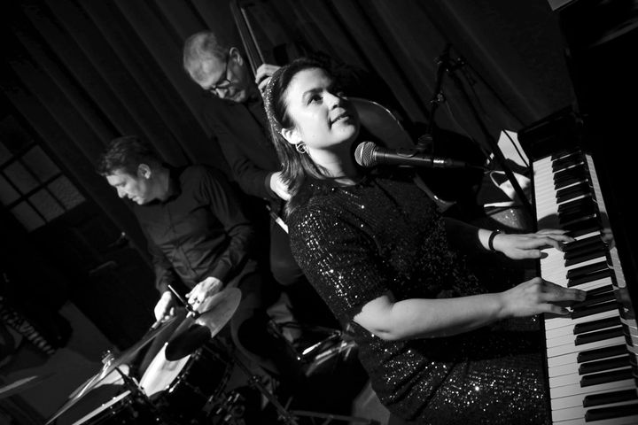Den amerikanske jazzsangerinde Champian Fultion besøger Nivaagaards Malerisamling med svenske Hans Backenroth på bas og danske Kristian Leth på trommer.