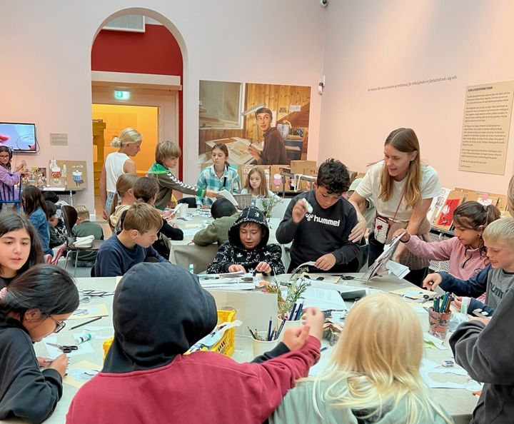 Mere end 1500 skolebørn og 4000 øvrige børn besøgte 'Alfons Åberg på museum'. Her er det 4. klasse fra Nivå Skole, der laver collager i udstillingen.