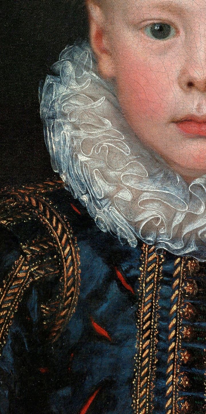 Tekstilkonservator og dragthistoriker Katia Johansen zoomer ind på malerierne og fortæller om mode og hverdagstøj tilbage til 1500-tallet.