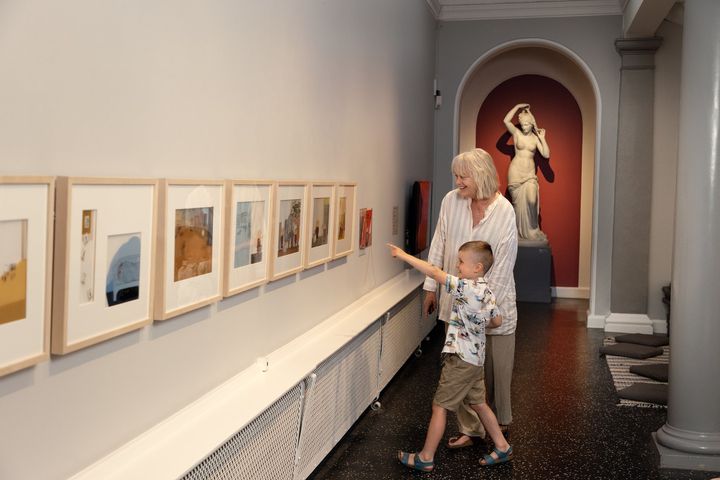 Nivaagaards Malerisamling fik i 2023 det næsthøjeste antal besøgende i museets historie - heriblandt sommerens mange gæster i Gunilla Bergströms poetiske univers med Alfons Åberg, der for første gang kom på museum i Danmark.