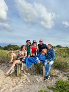 Kunstnerkolonien i Hornbæk. Fv. Apolonia Sokol,  Jeannette Ehlers, Noah Umur Kanber, Kasper Eistrup, Christian Schmidt-Rasmussen og liggende Nina Saunders, . Foto Eddy Media_DR Presse