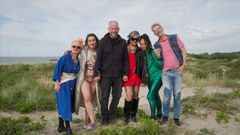 Kunstnerkolonien i Hornbæk. Fv. Nina Saunders, Apolonia Sokol, Kasper Eistrup, Noah Umur Kanber, Jeannette Ehlers og Christian Schmidt-Rasmussen. Foto Eddy Media_DR Presse