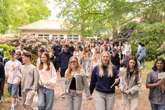 Spirende ord 2025. Elever fra skoler i Nordsjælland planter ord i Nivaagaards Park. Fotograf David Kahr