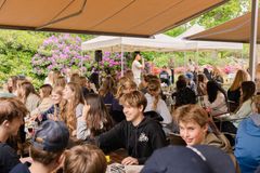 En af tidens rap-goats - Carmon fra Nivå - optrådte ved ferniseringen på de spirende ord i parken.