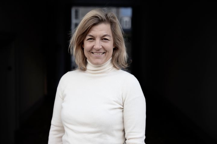 Stine Carsten Kendal, administrerende direktør på Dagbladet Information, er årets grundlovstaler på Nivaagaards Malerisamling.