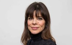 Ellen Hillingsø læser Howards End på Nivaagaards Malerisamling.
