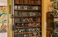 Richard Winthers Hus i Vindeby. Samling af kameraer. Foto © Richard Winther; Julie Vöge