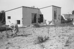 Christine Swane under anlæggelse af haven ved sit nye hus, funkisvillaen i Birkerød, 1935, Kerteminde Byhistoriske Arkiv, B6541