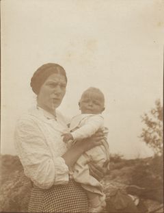 Christine Swane (f. Larsen) med sønnen Lars (Lasse) Swane på armen, 1914, Kerteminde Byhistoriske Arkiv, B5214