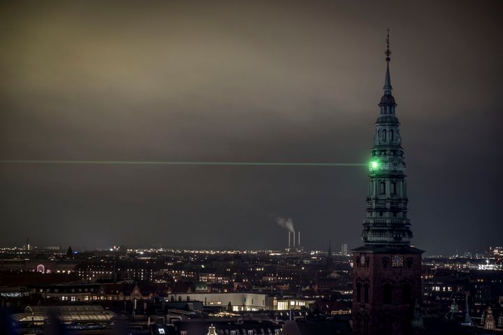 Den grønne laser viser Copenhagen Light Festival er igang.