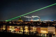 Den grønne laser stråle lyste rekord lange 9.1 km fra Tivoli, Cinemateket, Refshaleøen og Frederiksberg Rådhus.