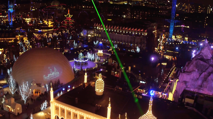Den%20gr%F8nne%20laser%20starter%20i%20Tivoli.%20Copenhagen%20Light%20Festival%20begyndte%20i%202018%20i%20Tivoli%20%22Winter%20in%20Tivoli%22.%20Tivoli%20er%20med%20i%20bestyrelsen%20og%20skaber%20nu%20lys%20i%20hele%20byen%20%u2013%20hvilket%20skal%20til%20for%20at%20l%F8fte%20bes%F8gstallene.