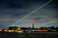 Den symbolske grønne laser vil både være tændt om aftenen - og om morgenen.