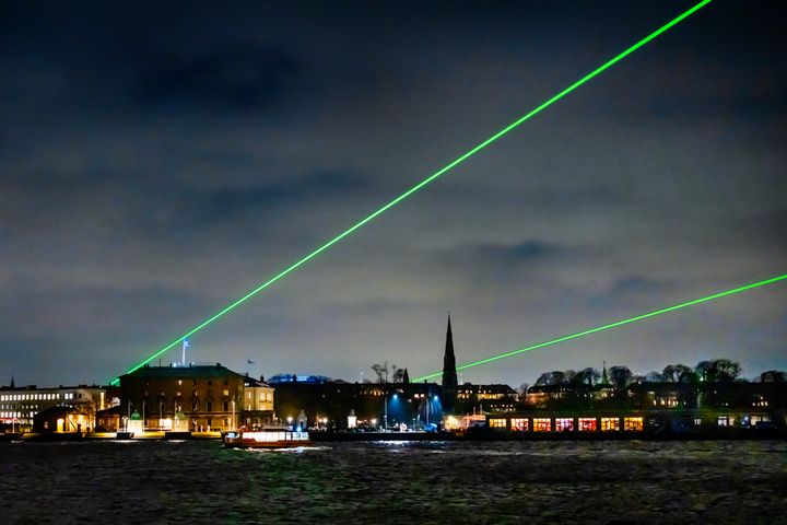 Den symbolske grønne laser vil både være tændt om aftenen - og om morgenen.